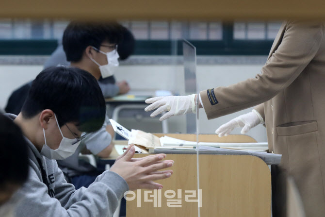 [포토]위생장갑 착용한 감독관