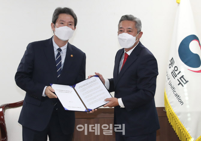 [포토] 북민협 제안서 받는 이인영 장관