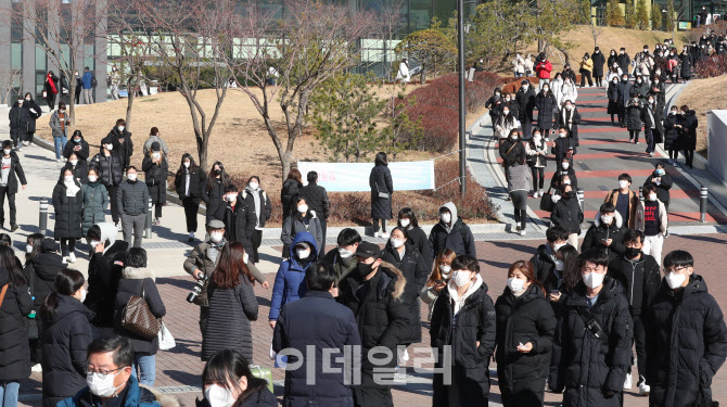 [포토]논술 고사 마치고 학교 나서는 수험생들