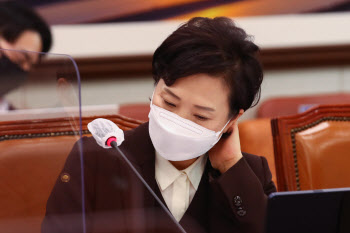 文 정부 25번째 부동산 대책은 '빵장관' 김현미 교체