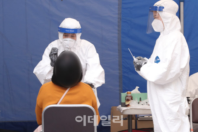 [속보]신규 코로나19 확진자 583명…국내 발생 559명
