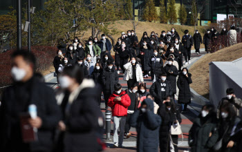 서울 주요 대학 논술고사 시작…수험생만 출입 허용