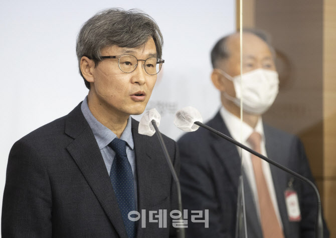 [포토]취재진 질문에 답하는 남재환 가톨릭대 의생명과학과 교수