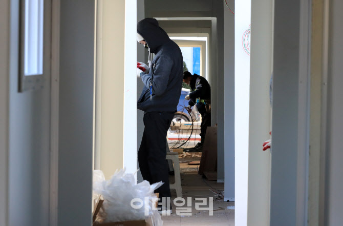[포토]서울시 코로나 전담병상 부족 우려… 컨테이너형 병상 설치