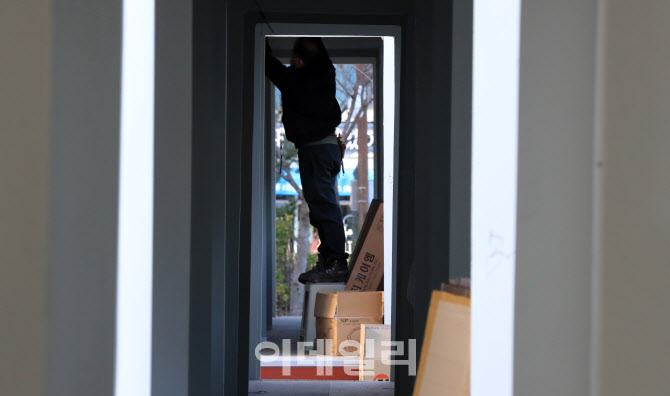 [포토]코로나19 확산에 병상 부족 현실화, 컨테이너형 병상 설치