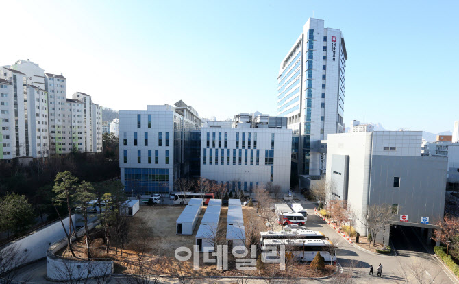 [포토]서울의료원에 설치되는 컨테이너형 코로나 병상