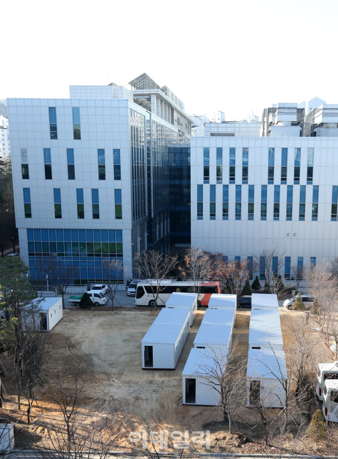[포토]서울의료원에 설치되고 있는 컨테이너형 치료공간
