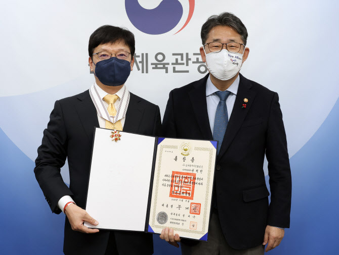스마일게이트 권혁빈 이사장, 게임산업 최초 문화훈장 수훈
