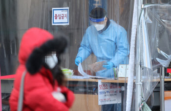 서울 신규확진 7일째 200명대…병상 확보 비상(종합)