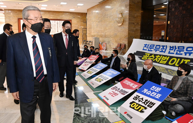 [포토]'철야농성 의원들 찾은 김종인'