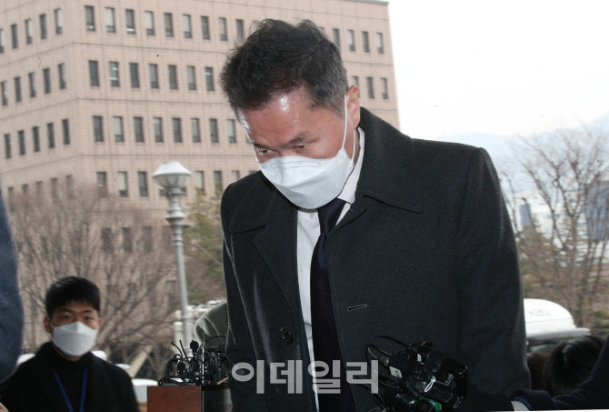 [포토]윤석열 총장 징계위 들어서는 박영진 울산지검 형사2부장 검사