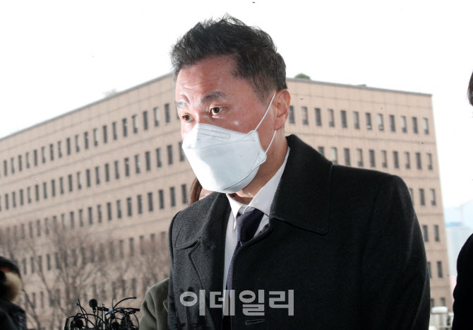 [포토]징계위 들어서는 박영진 울산지검 형사2부장 검사