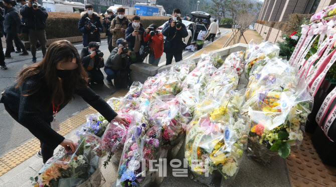 [포토]법무부 계단 가득 메운 꽃바구니