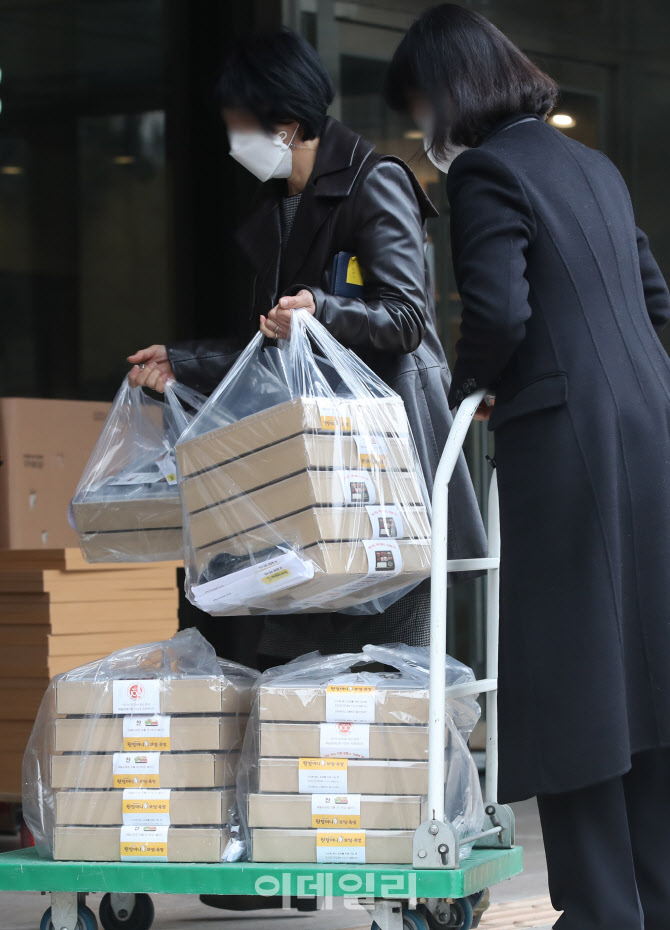 [포토]법무부로 들어가는 점심 도시락