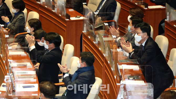 [포토]공수처법 개정안 통과, '박수치는 더불어민주당'