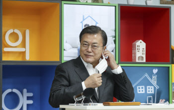 공공임대 홍보 나선 文 “질 높은 주거권에 노력한 김현미” 언급도