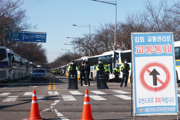 [주말 거리에서는]도심 곳곳 `9인 쪼개기 집회`…여차하면 `3단계`