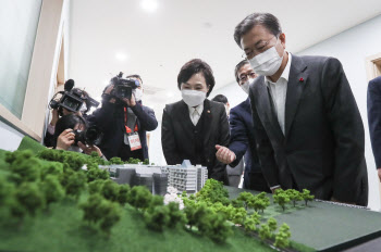 靑, 유승민 겨냥..“스스로 대선공약 모른체..공공임대입주민에 상처줘”