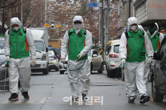 [포토]전날 아수라장된 조두순 거주지 인근 '방역'