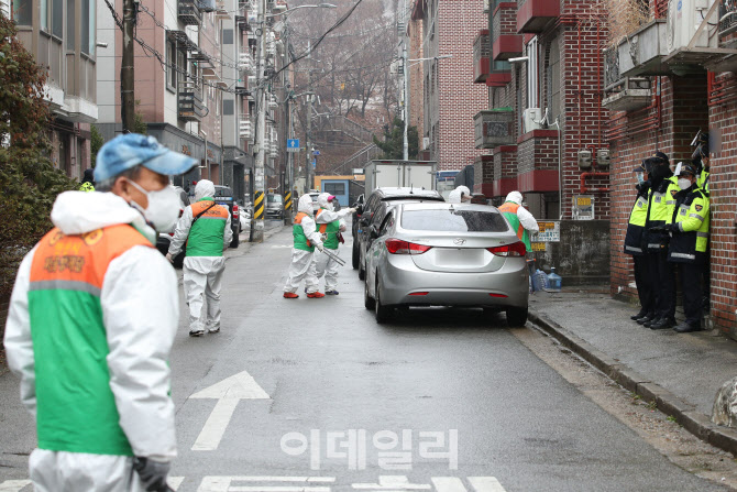 [포토]조두순 거주지 입구에서 경찰과 자율방재단