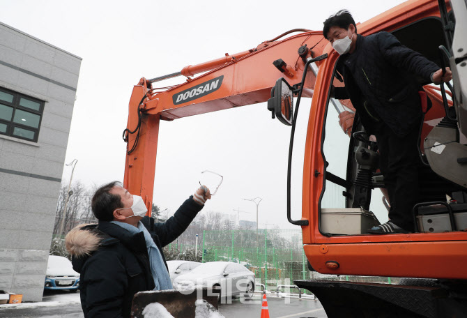 [포토]설해대책본부 찾아 제설상황 점검하는 조광한 남양주시장