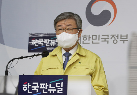 전 국민 산재보험 가입 추진…돌봄종사자 9만명에 50만원 지원(종합)