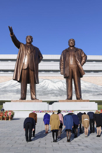 김정일 사망 9주년 앞두고 北 추모… "불멸의 업적 이룩한 절세의 애국자"