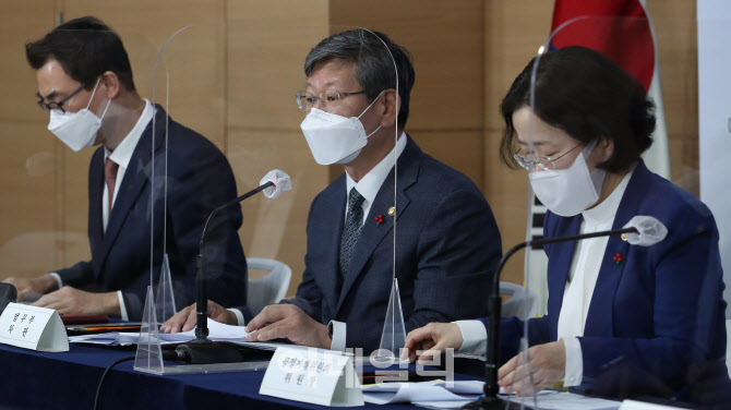 [포토]법무부 대표해 브리핑하는 이용구 차관