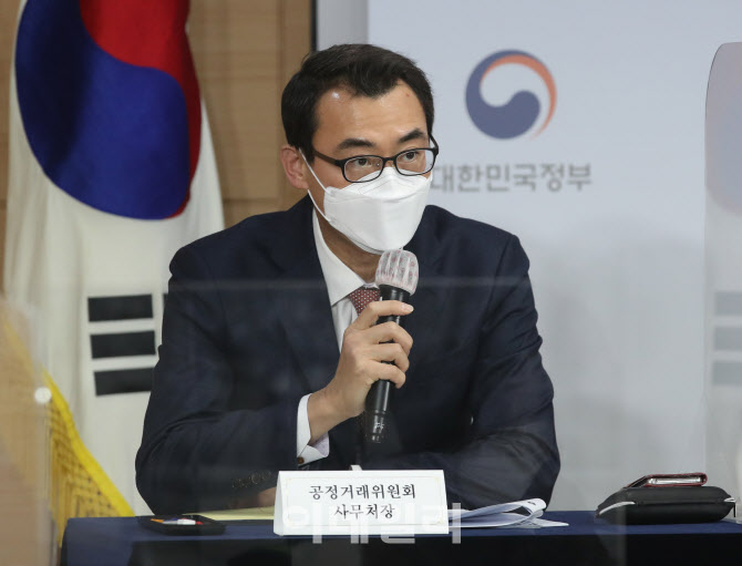 [포토]브리핑하는 신봉삼 공정위 사무처장