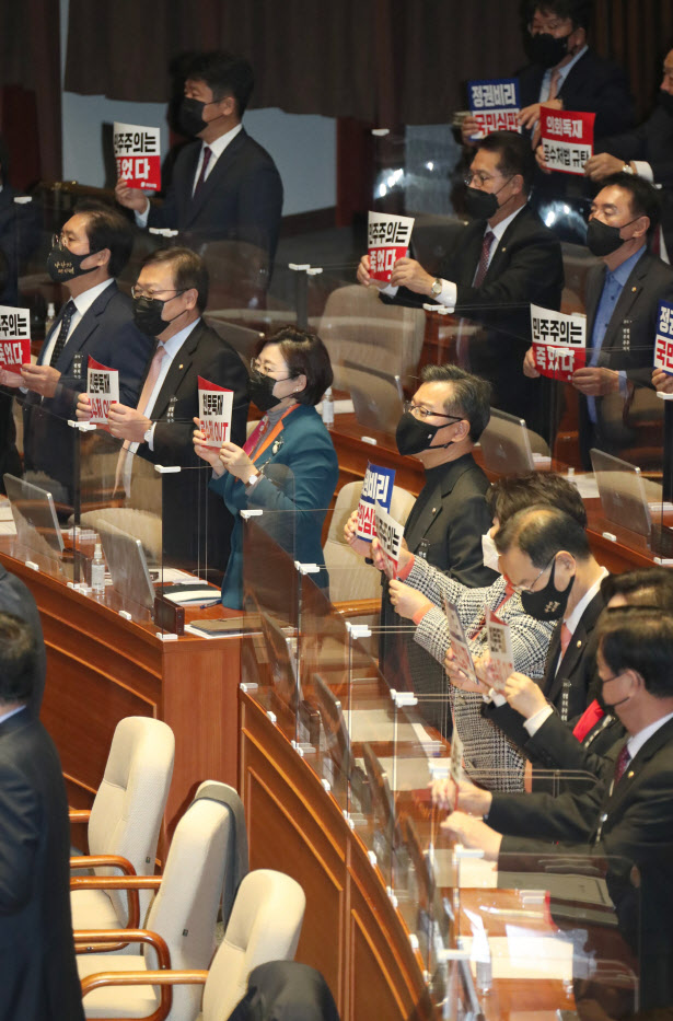 공수처장 후보 선정 與 `속전속결`…野 반대 속 여론전