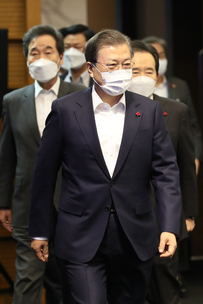 文대통령 “기업인·경제인 고생 심했다”..민생경제 노력 당부