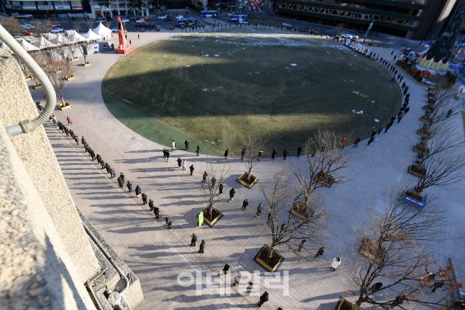 [포토]서울 광장에서 코로나19 검사 기다리는 시민들