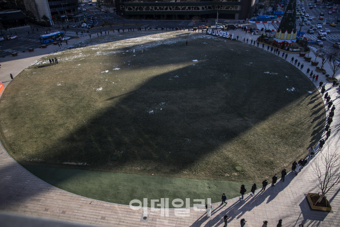 [포토]거리두기 하며 코로나19 검사 기다리는 시민들