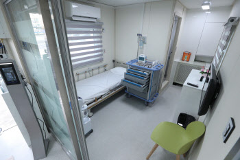 수도권 중환자 병상 13곳 남아…병상 대란 현실화