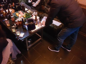 정문 폐쇄 뒤 '뒷문 영업'…유흥업소 방문객 등 35명 적발