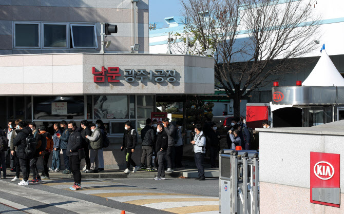 코로나에도 4주 부분파업으로 '잔업 25분 인정' 얻어낸 기아차 勞