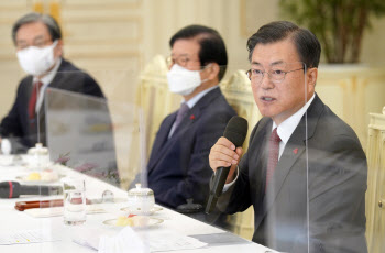쇄신 ‘개각’ 노린 文대통령, 인청 논란 속 발목 잡히나