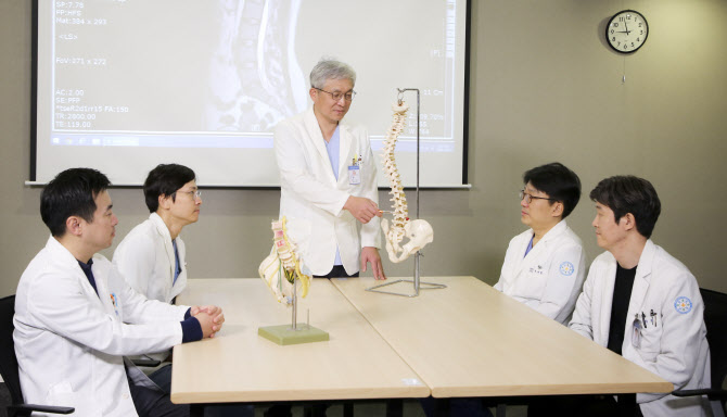 [굿닥터]걸을때마다 찌릿... 허리통증 환자 90% 이상 비수술로 증상 호전 가능