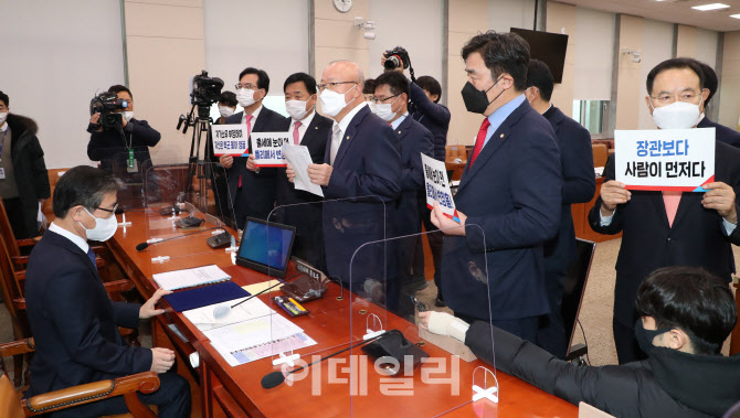 [포토]'변창흠 후보자에 항의하는 국민의힘 의원들'