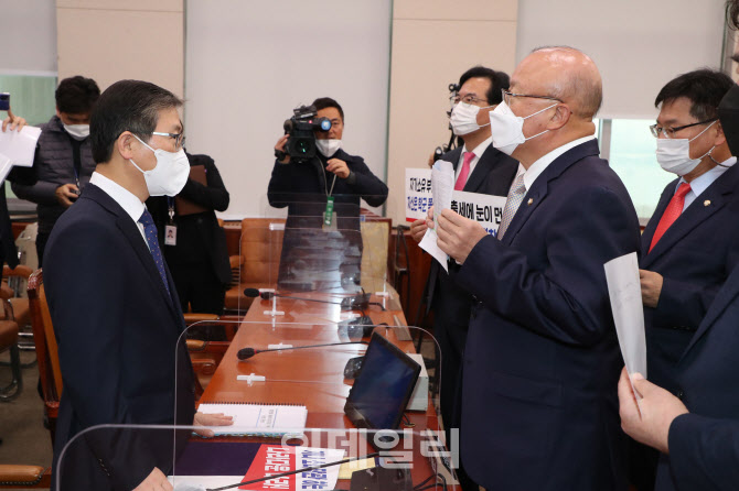 [포토]변창흠 인사청문회, '피켓들고 항의하는 국민의힘 의원들'