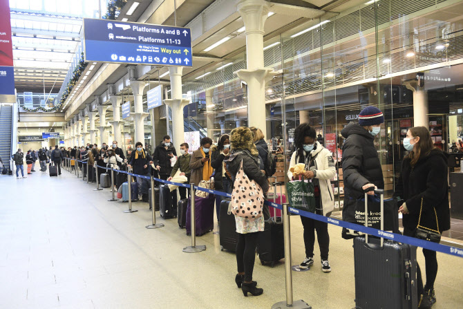 정부 "영국 항공편 운항 중단...코로나19 변종 차단"