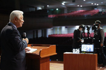 성탄절 앞두고 교회 집단 감염...초유의 '온라인 예배'