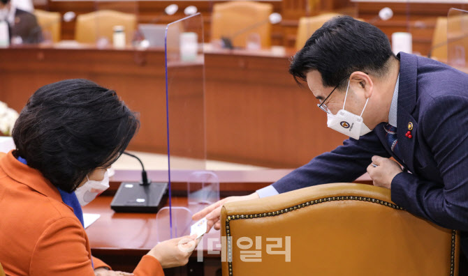 [포토] 명함 교환하는 박영선 장관과 김창룡 경찰청장