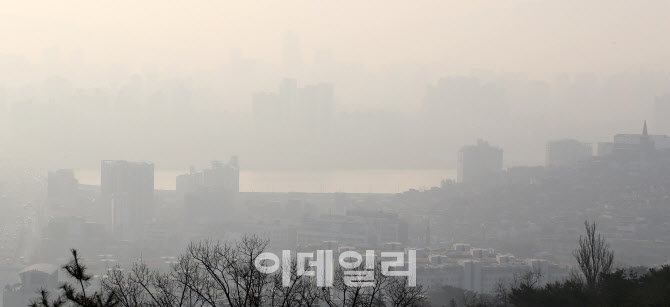 [포토]'포근한 날씨 속 미세먼지 찾아온 서울'