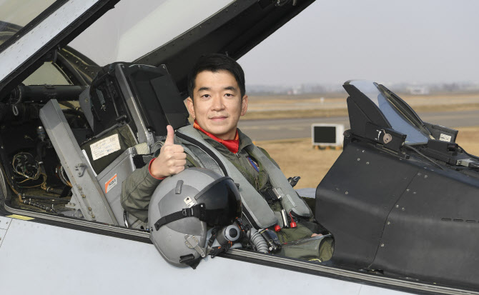 [포토] 2020년 공군 '탑건'에 KF-16 전투조종사 한재석 소령
