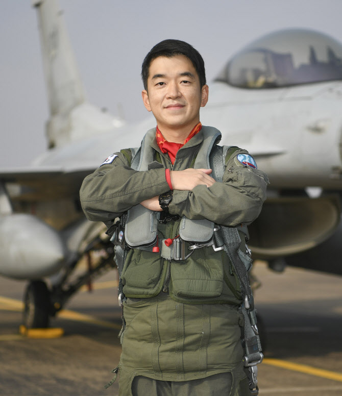 [포토] 2020년 공군 '탑건'에 KF-16 전투조종사 한재석 소령