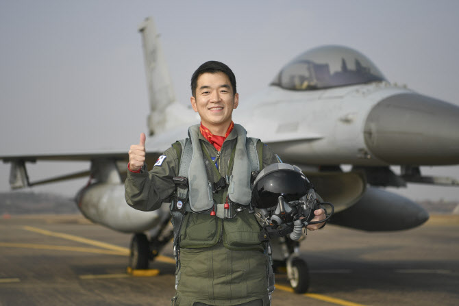 [포토] 2020년 공군 '탑건'에 KF-16 전투조종사 한재석 소령