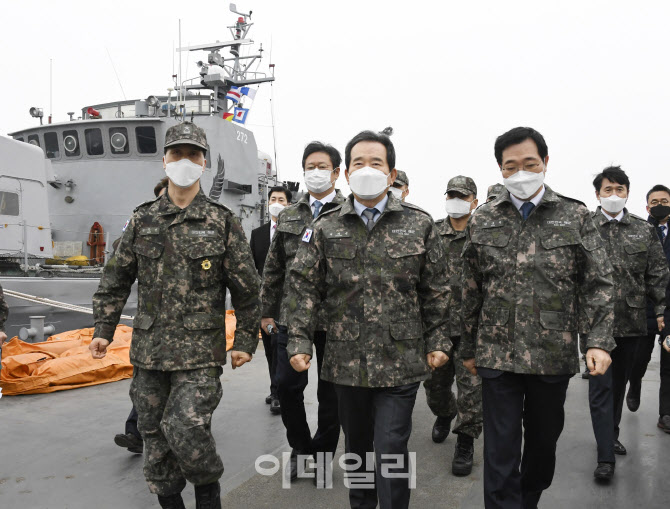 [포토]해군 인천해역방어사령부 둘러보는 정세균 총리