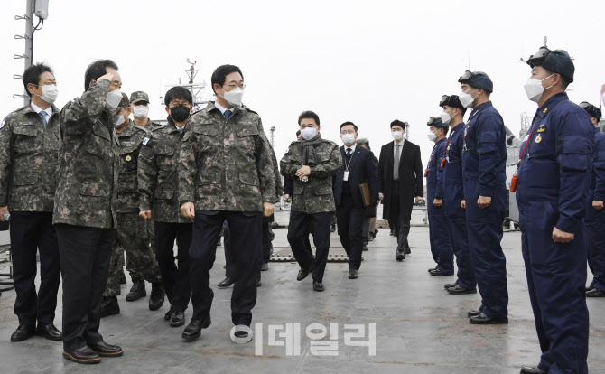 [포토]해군 장병들에게 거수경례하는 정세균 국무총리