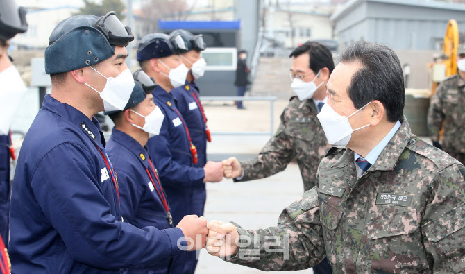 [포토]연말맞아 군부대 방문한 정세균 총리